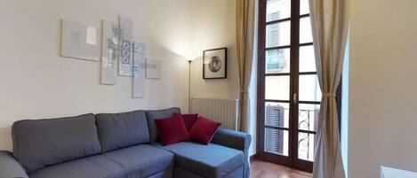 Apartamento (2 Bedrooms) | Zona de estar | Televisión de 55 pulgadas con canales por cable