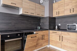Microwave, dishwasher, cookware/dishes/utensils - Vetulaniego by Renters Prestige (Kraków)