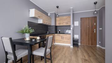 Microwave, dishwasher, cookware/dishes/utensils