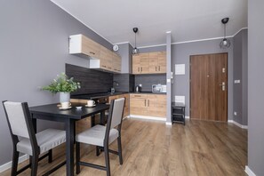 Microwave, dishwasher, cookware/dishes/utensils - Vetulaniego by Renters Prestige (Kraków)