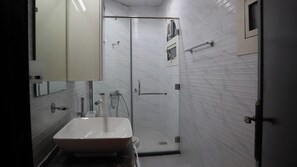 Bidet, jabón, papel de baño 