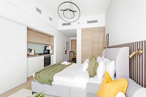 Exclusive Studio, 1 King Bed with Sofa bed | Private kitchen | Fridge, microwave, oven, stovetop - Silkhaus Studio One, Dubai Marina (Dubai)