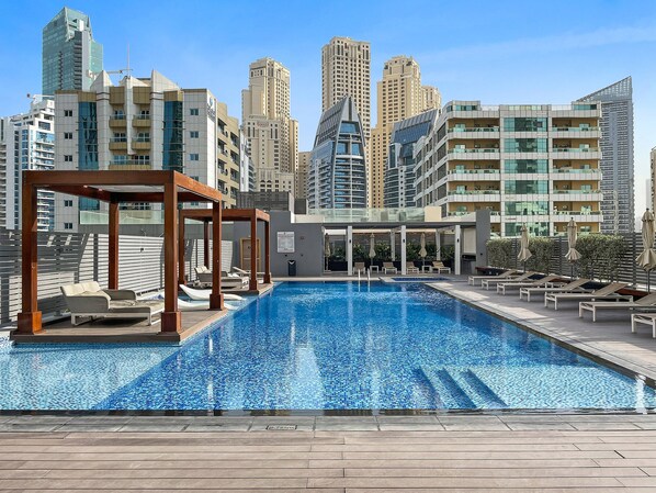 Outdoor pool - Silkhaus Studio One, Dubai Marina (Dubai)