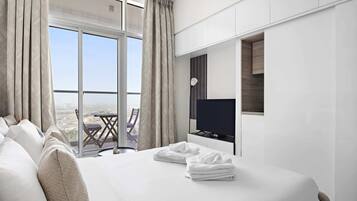 Premium bedding, in-room safe, individually decorated