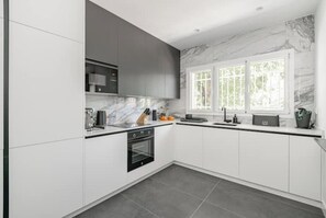 Kühlschrank, Mikrowelle, Ofen, Herdplatte