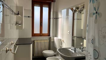 Camera, 3 camere da letto, balcone, vista giardino | Bagno