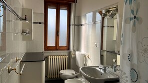 Quarto, 3 quartos, sacada, vista para o jardim | Banheiro