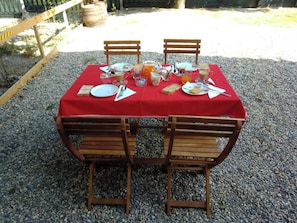 Zimmer, 3 Schlafzimmer, Balkon, Gartenblick | Speisen im Freien