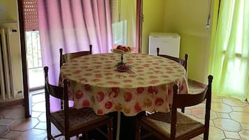 Room, 3 Bedrooms, Balcony, Garden View | Dining