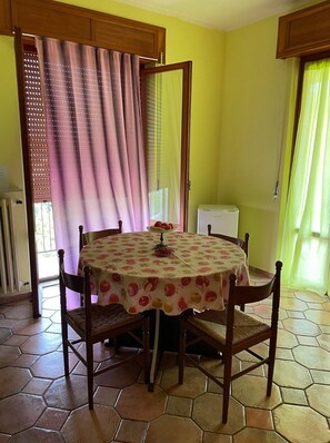 Zimmer, 3 Schlafzimmer, Balkon, Gartenblick | Speisen