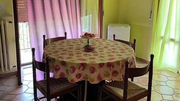 Room, 3 Bedrooms, Balcony, Garden View | Dining