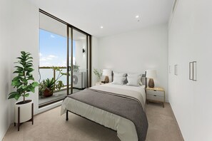 1 dormitori, escriptori i planxa i posts de planxar 