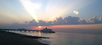 Palatial Central Seafront Villa Zen Garden BBQ Superking Bedroom Suites parking