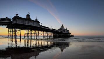 Aan het strand, ligstoelen aan het strand, strandlakens