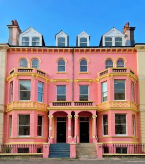 Exterior - Palatial Central Seafront Villa Zen Garden BBQ Superking Bedroom Suites parking (Eastbourne)