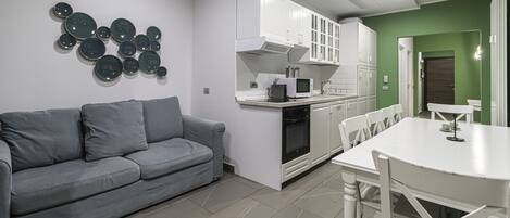 Apartment (5 Bedrooms) | Dining