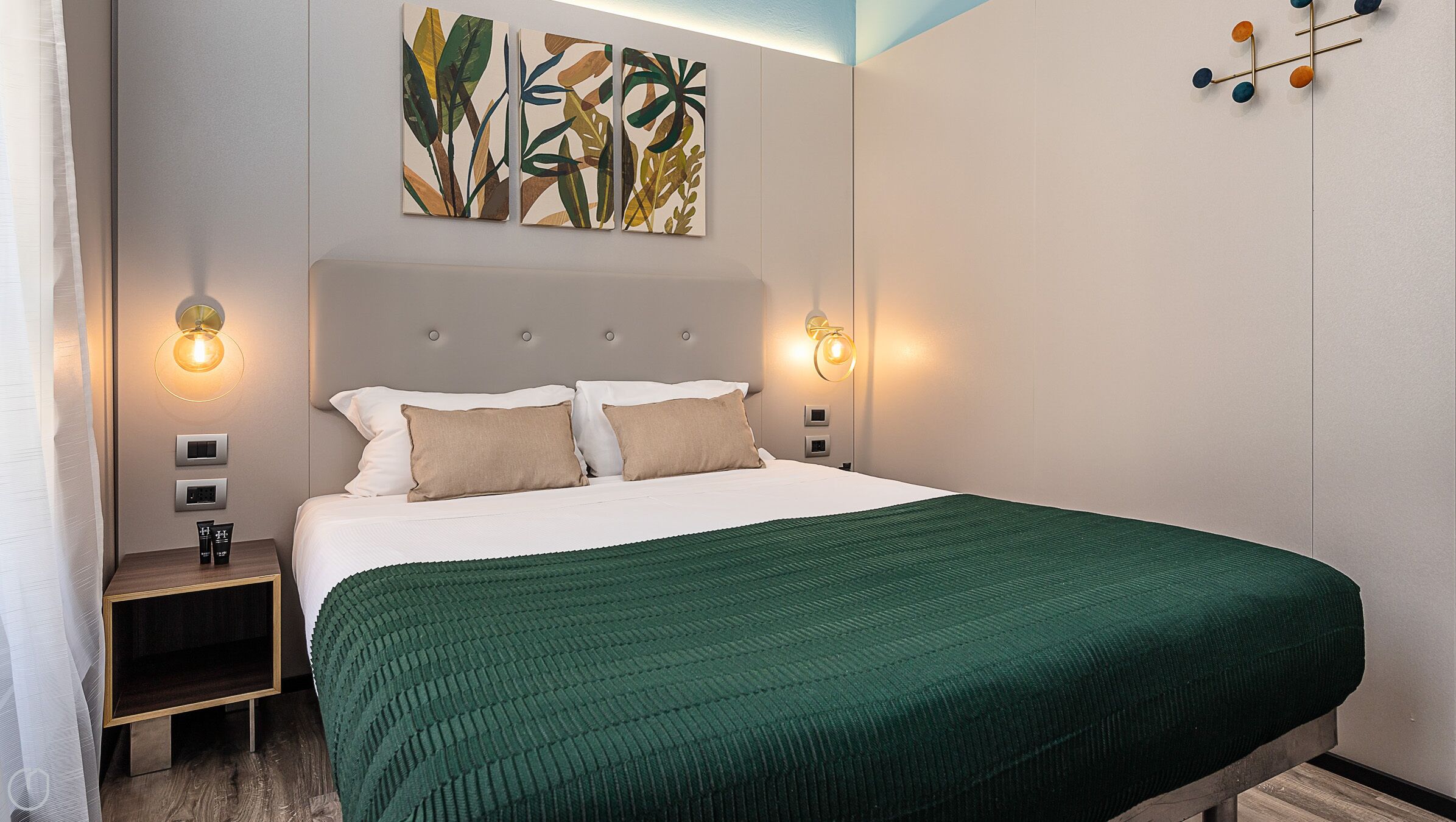 1 habitación, tabla de planchar con plancha y ropa de cama 