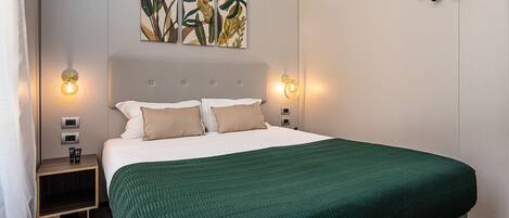 1 habitación, tabla de planchar con plancha y ropa de cama