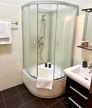 Secadora de cabello, bidet, toallas, jabón 