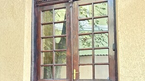 A wooden door with a glass panel and decorative molding. - Spacious 2-bed Flat  with Balcony, in central Bucharest - Universitate (București)