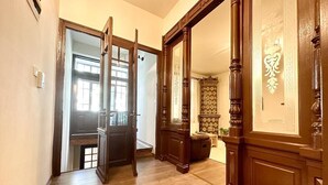A hallway with wooden flooring and a large mirror on the right. - Spacious 2-bed Flat  with Balcony, in central Bucharest - Universitate (București)