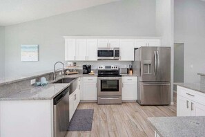 Een koelkast, een microgolfoven, een oven, een kookplaat