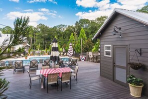 Outdoor dining - Dixieland Delight at River Rocks Plantation (Guntersville)