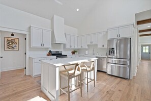 Coffee/tea maker, fridge, microwave, oven - Dixieland Delight at River Rocks Plantation (Guntersville)