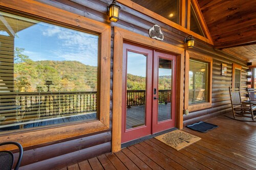 Nantahala Nights, sleeps 9, hot tub, arcade games, with Smoky Mnt Views!