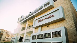 Een meerlaags gebouw met een opvallend 'Florida'-bord op de gevel.