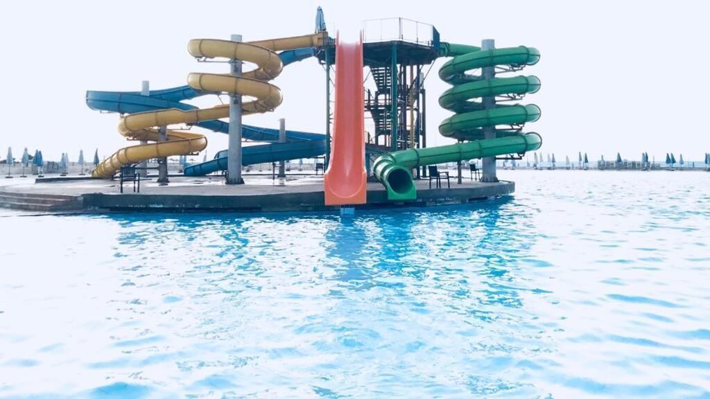 10 座室外游泳池