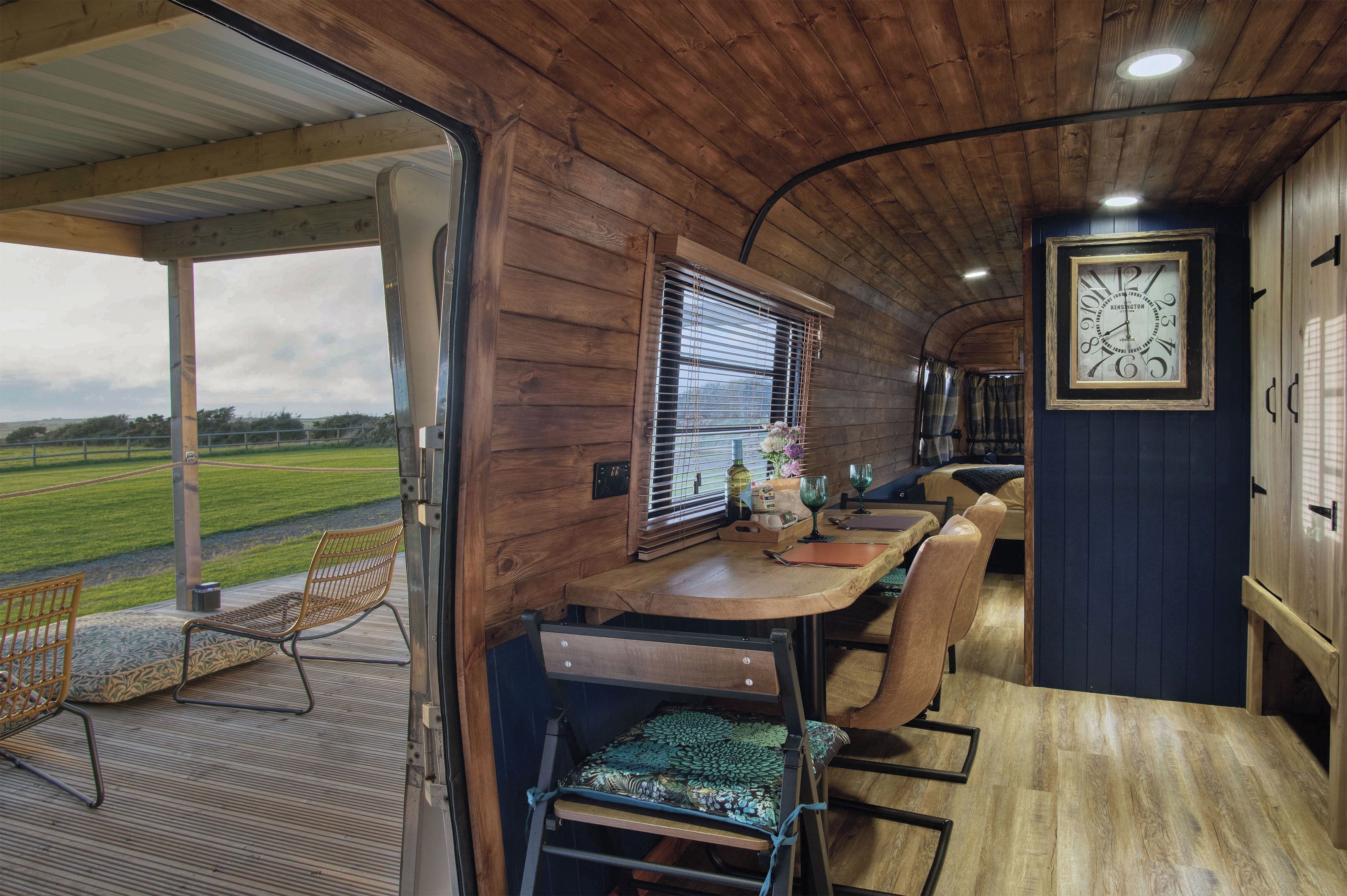 En 32-tommers smart-TV med kabel-kanaler samt TV