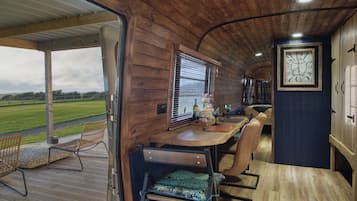 En 32-tommers smart-TV med kabel-kanaler samt TV