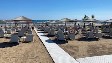 Privat strand i nÀrheten och strandbarer
