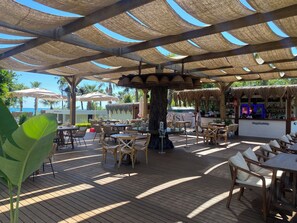 Privatstrand in der Nähe, Strandbar