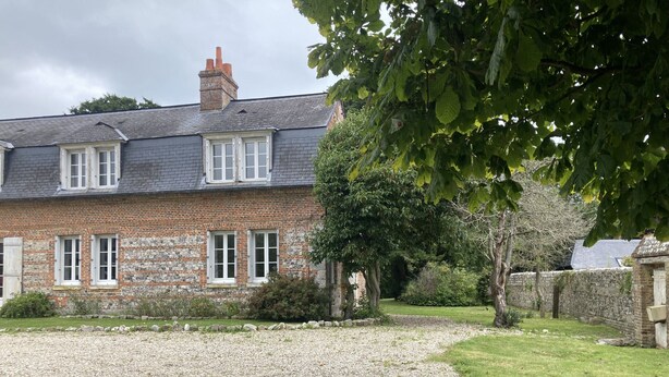 A traditional stone house with a gravel driveway and a well-maintained lawn. - L'If, ground floor flat in a beautiful house, close to the beach (Varengeville-sur-Mer)