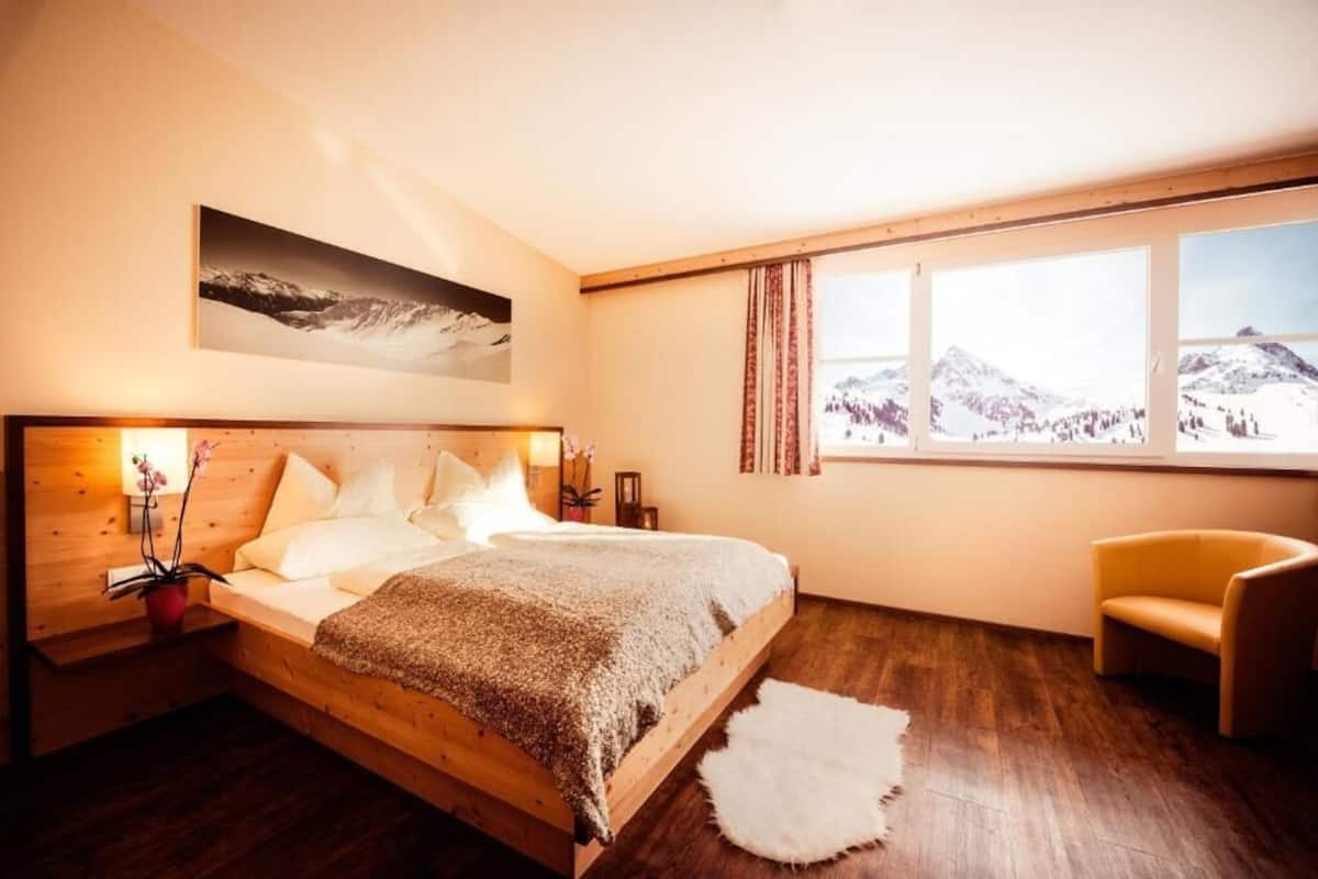 Driepersoonskamer | Een kluis op de kamer, een bureau, verduisterende gordijnen