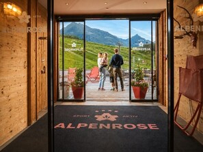 L'entrée d'un hôtel donnant sur un paysage montagneux.