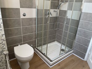 Dusche, Haartrockner, Bidet, Handtücher