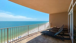 Un balcón con vistas a la playa y al océano.