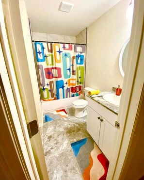 Serviettes fournies, savon, shampoing, papier toilette