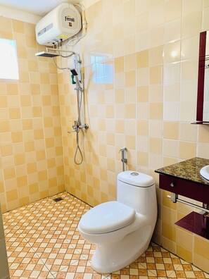Rainfall showerhead, free toiletries, hair dryer, bathrobes - Bình Lan SaPa Hotel (Sa Pa)