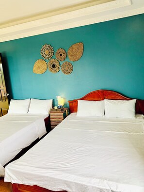 Escritorio, wifi gratis y ropa de cama 