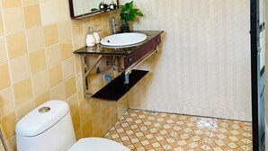 Un baño con inodoro, lavabo y espejo.