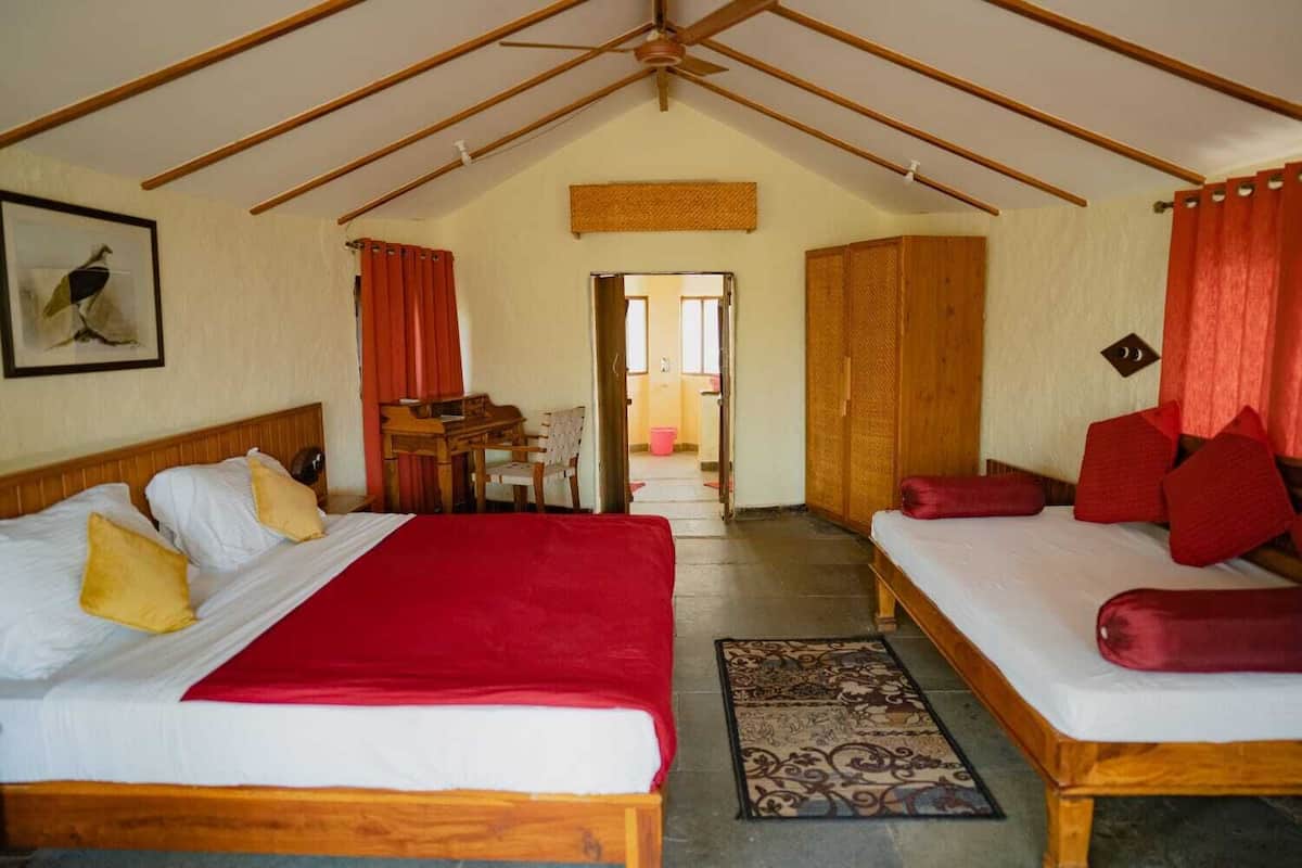 Une chambre avec deux lits, un plafond en bois, un piano et une vue sur un balcon.