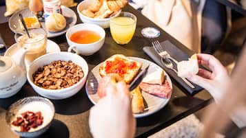 Café da manhã com buffet todos os dias (EUR 12 por pessoa)