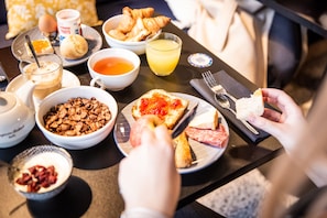 Frukostbuffé varje dag (EUR 12 per person)