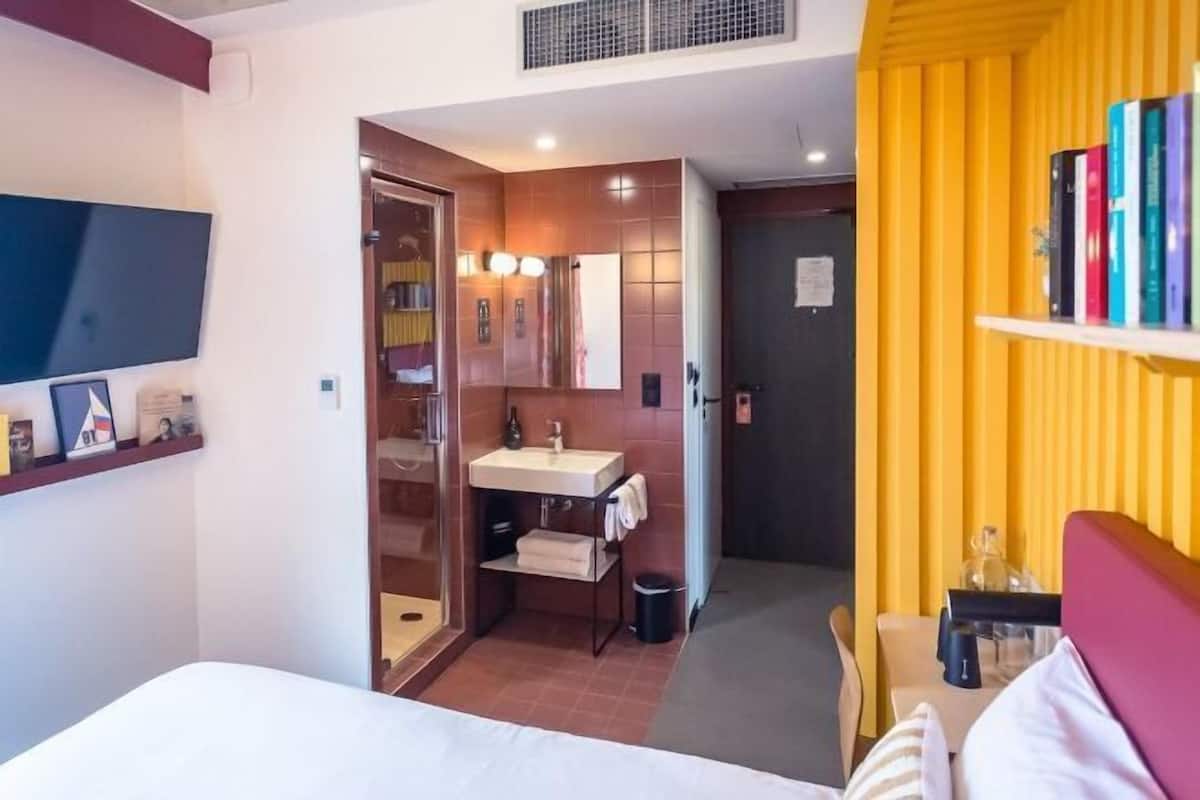 1 Schlafzimmer, hochwertige Bettwaren, Verdunkelungsvorhänge