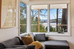 TV, fireplace - 5 minutes to the Beach! Family sized residence for your next holiday escape! (Dennes Point)