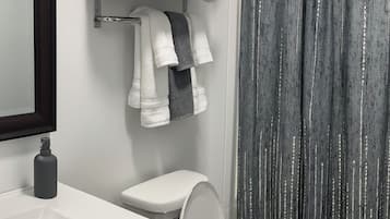 Dusche, Haartrockner, Handtücher, Seife